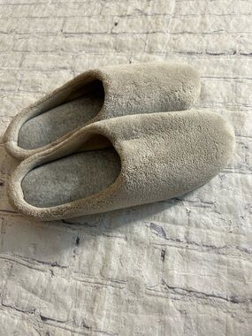 DEARFOAMS SOFT GREY COZY SLIPPERS HARD RUBBER SOLES CUSHION FOOTBED SIZE L(9-10)